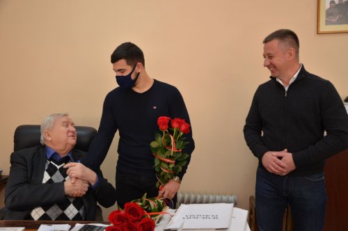 Ярослав Корсун вітає Тімура Самедова з перемогою на чемпіонаті світу з самбо