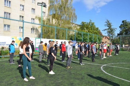 Заняття з фізичного виховання на полі спортивного комплексу зі штучним покриттям