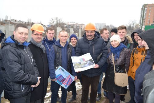 Студенти і викладачі спеціальності 192 Будівництво та цивільна інженерія під час практичних занять на будівництві