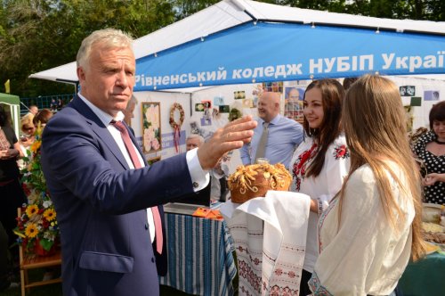 Студенти коледжу вітають ректора НУБіП України на Дні університету